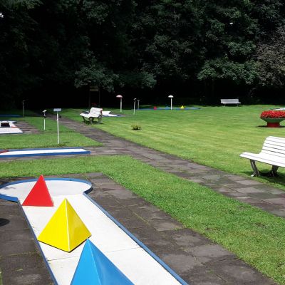 Buntgemischte Herausforderungen auf 18 Bahnen - Mini-Golf in Lübeck
